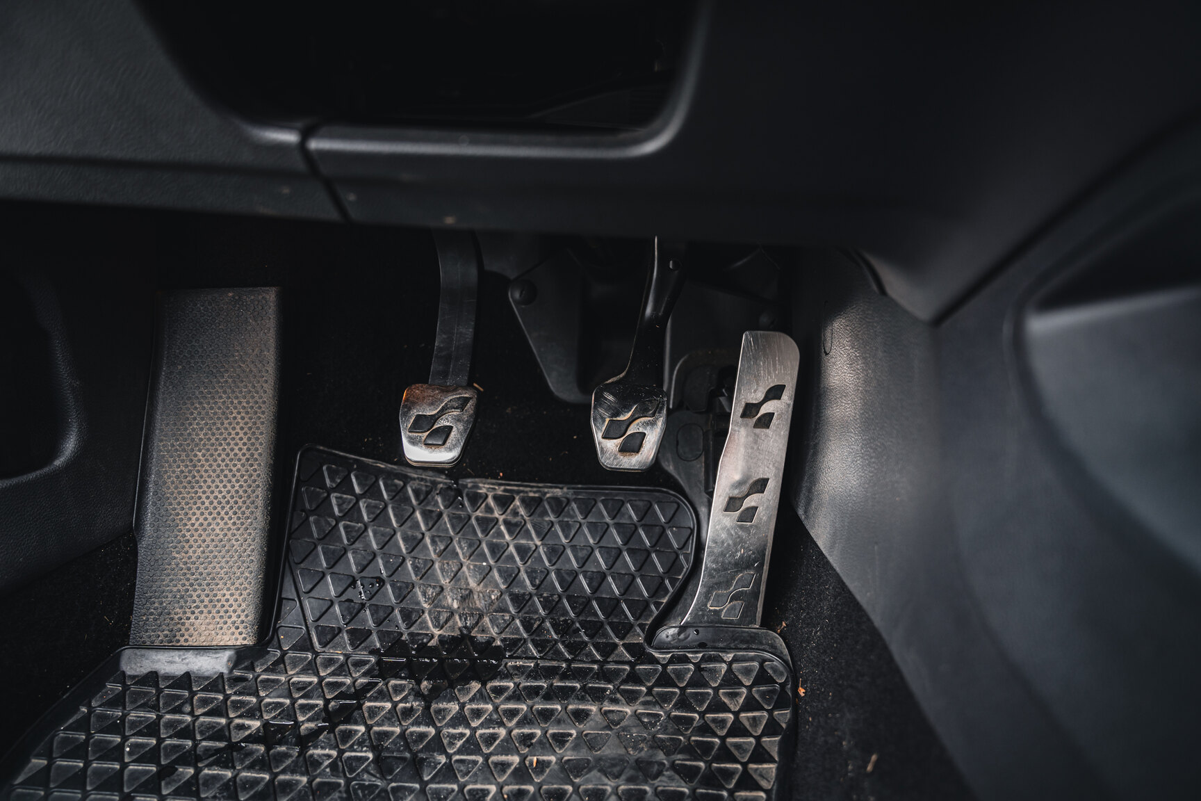 Innenraumfoto von 2007 Volkswagen Golf R32 (44)