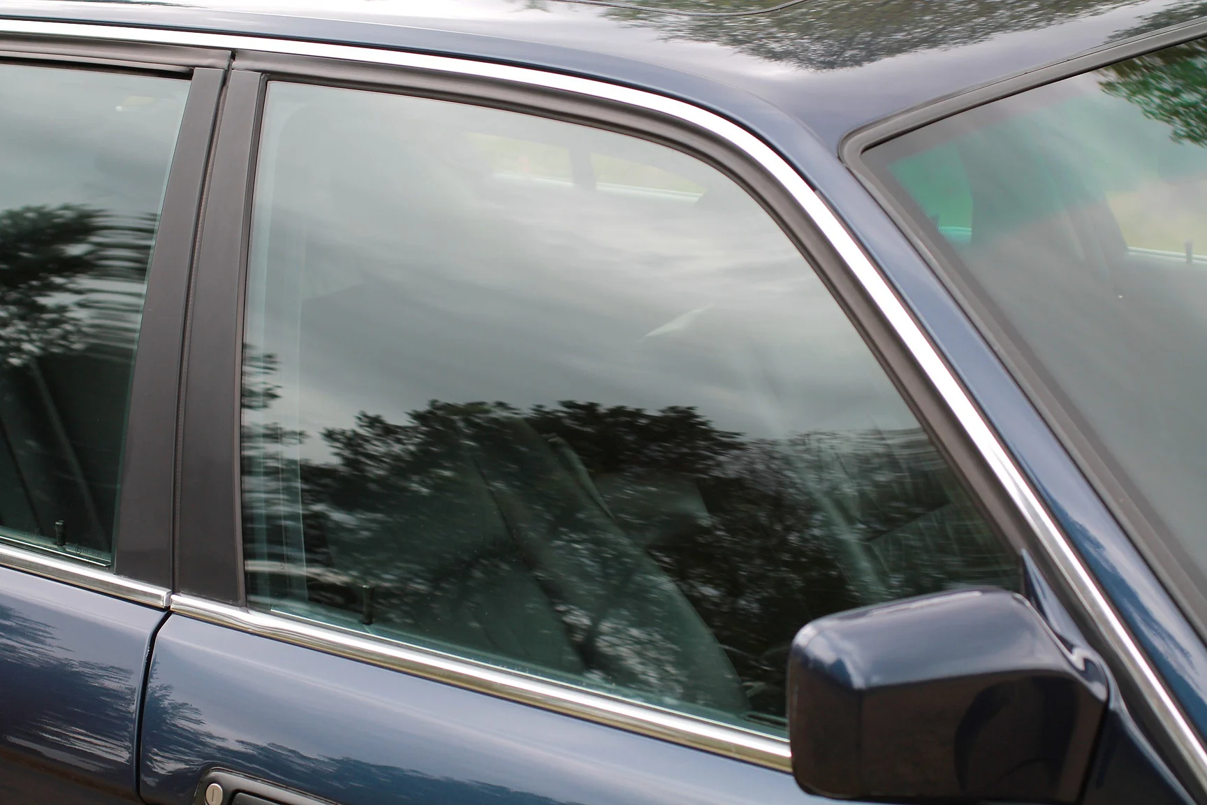 Exterior image of 1989 BMW 750iA (76)