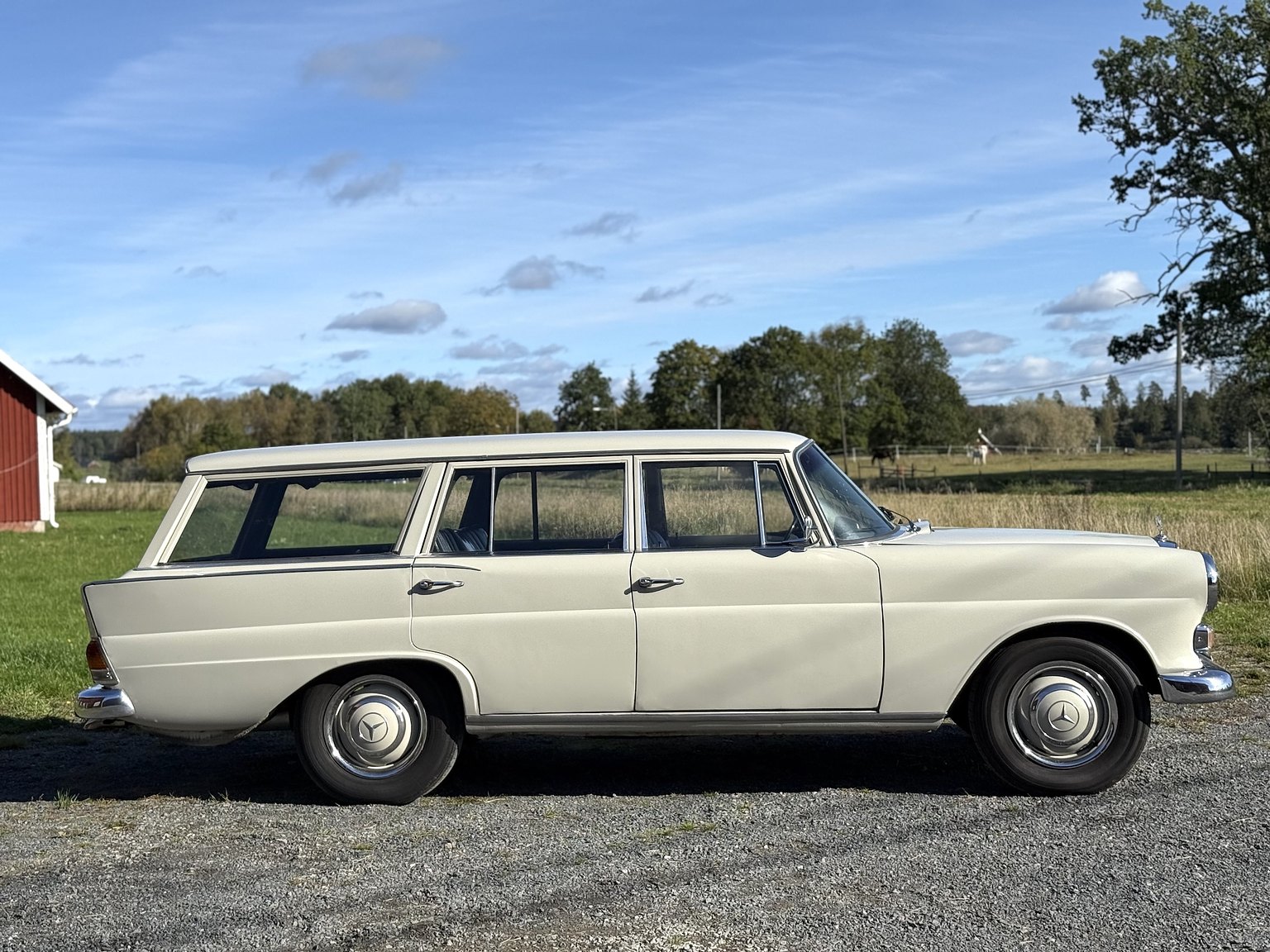 Exteriörbild på 1967 Mercedes-Benz 200D Safari