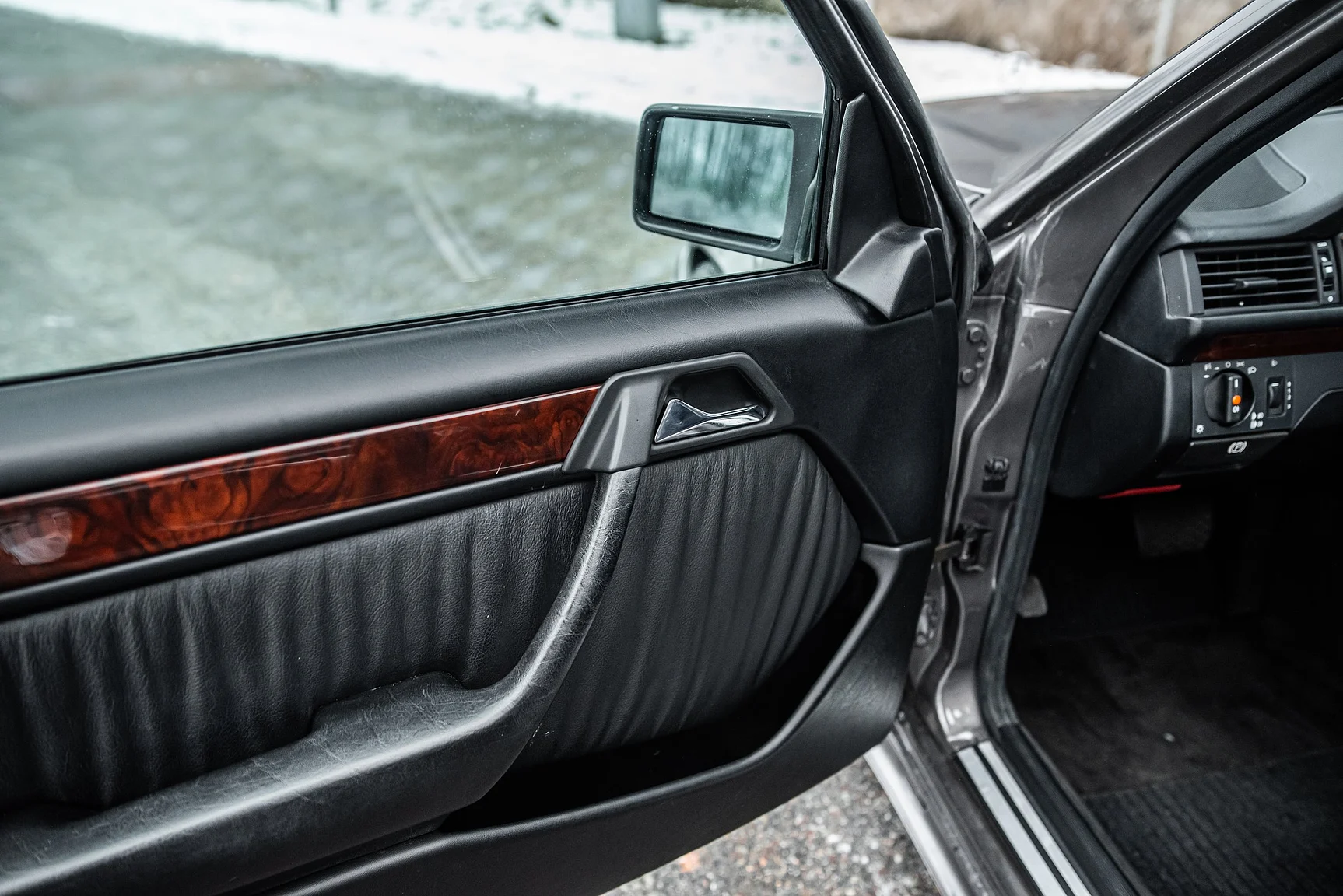 Interior image of 1993 Mercedes-Benz E 320 "AMG" (7)