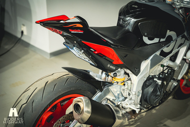 Exteriörbild på 2016 Aprilia Tuono V4 Factory