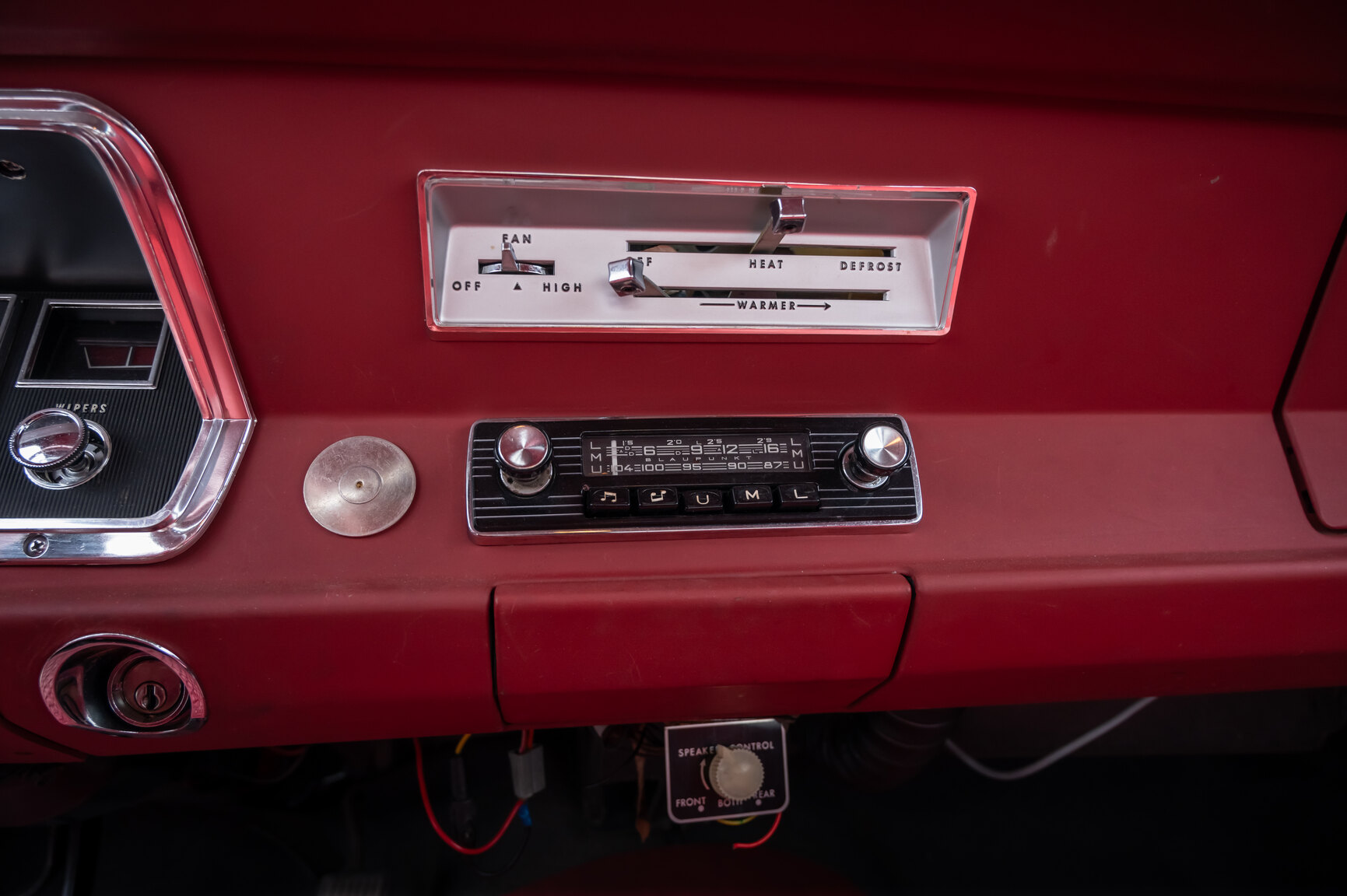 Innenraumfoto von 1967 Plymouth Valiant V 100 Sedan