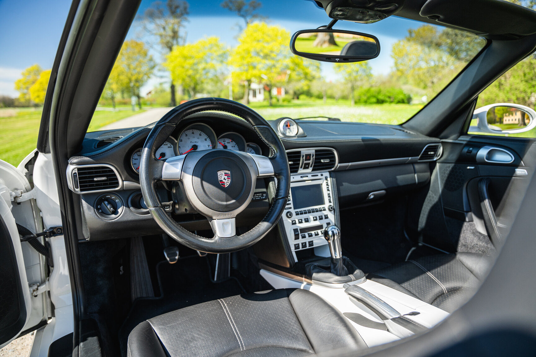 Interior image of 2008 Porsche 911 Turbo Cabriolet (2)