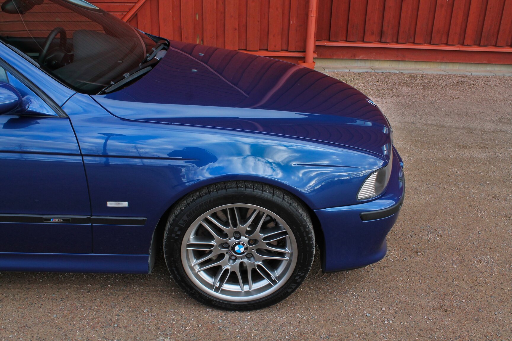 Exteriörbild på 2003 BMW M5