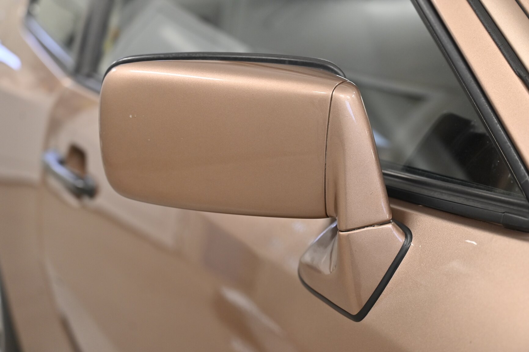 Exterior image of 1987 Porsche 944 Automat