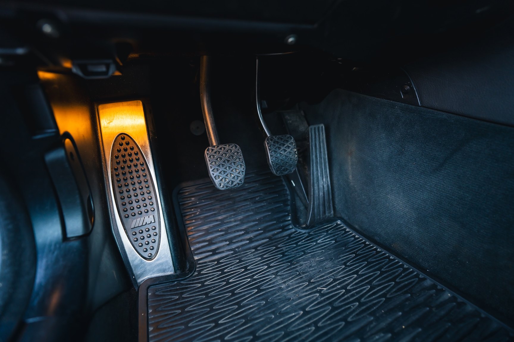 Interior image of 2003 BMW 330i