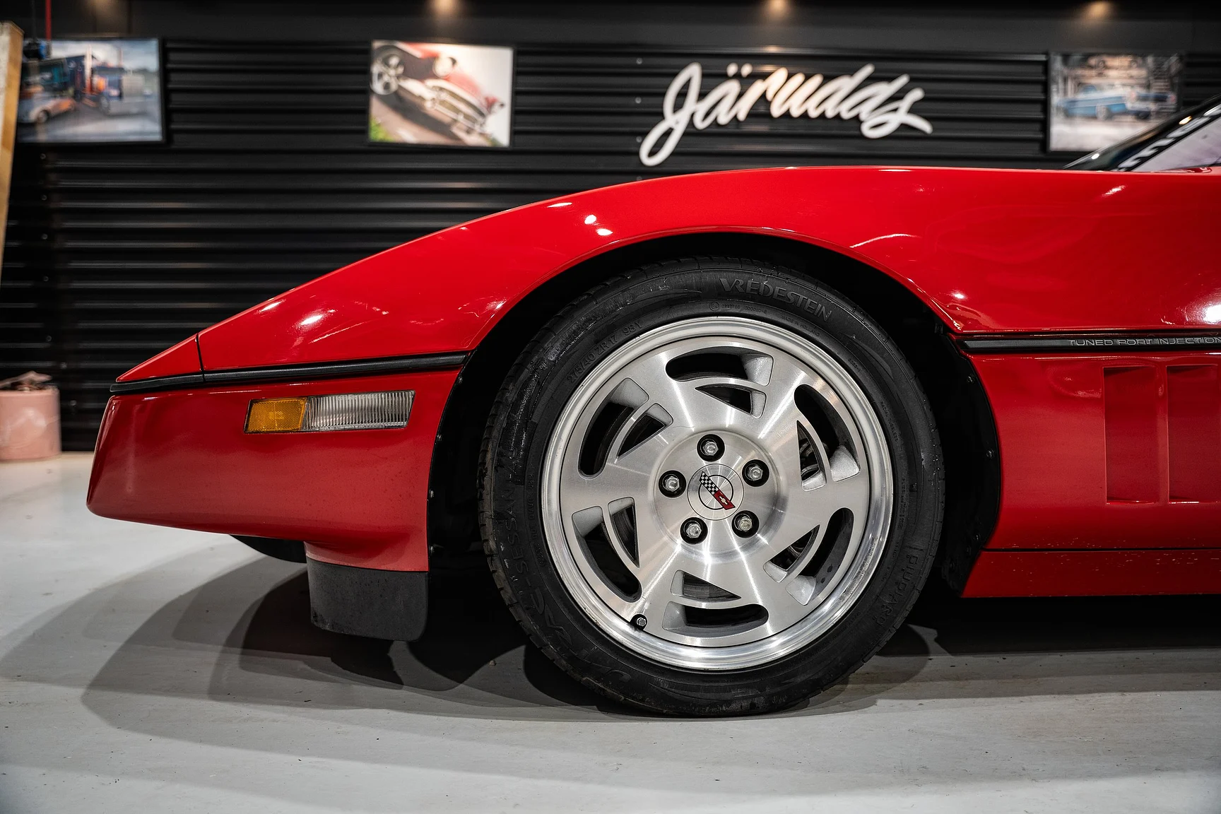 Exterior image of 1990 Chevrolet Corvette ZR-1 (1)