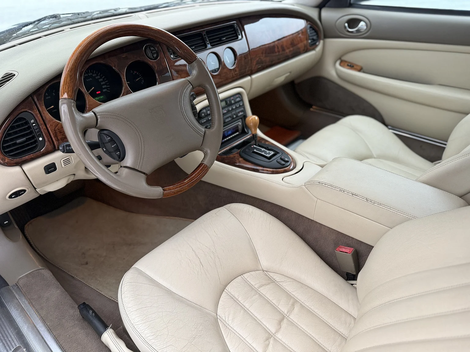 Interior image of 1997 Jaguar XK8 (1)