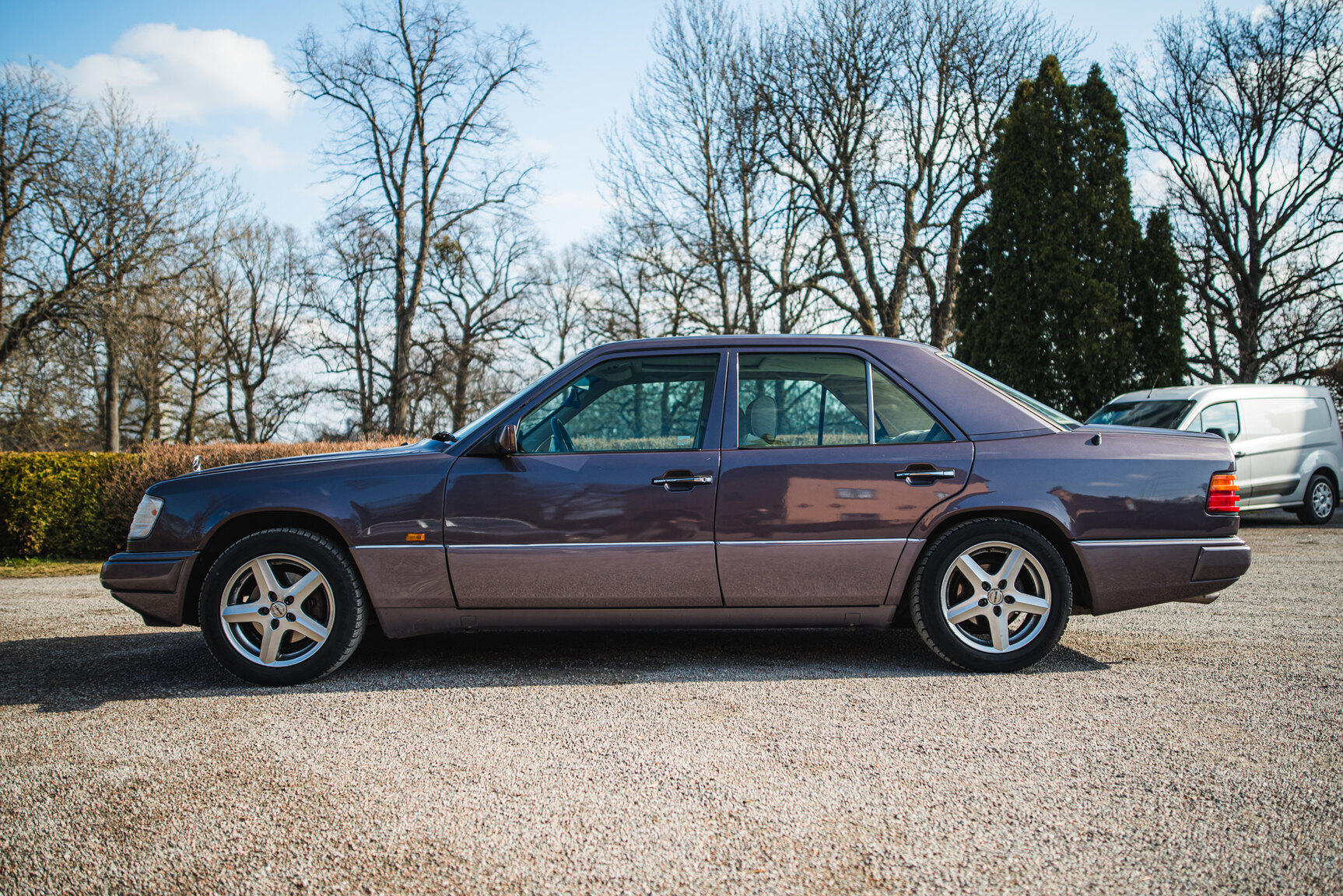 Exterior image of 1993 Mercedes-Benz E 220