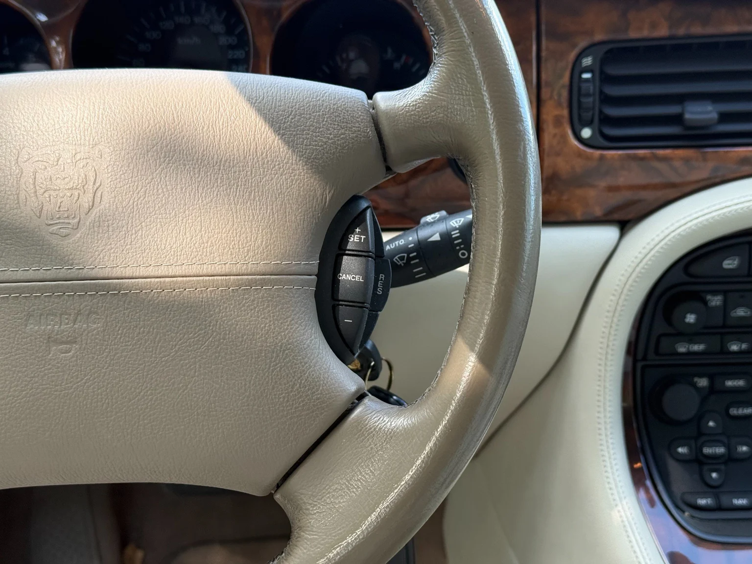 Innenraumfoto von 2001 Jaguar XJ Sovereign 4.0 V8 (19)