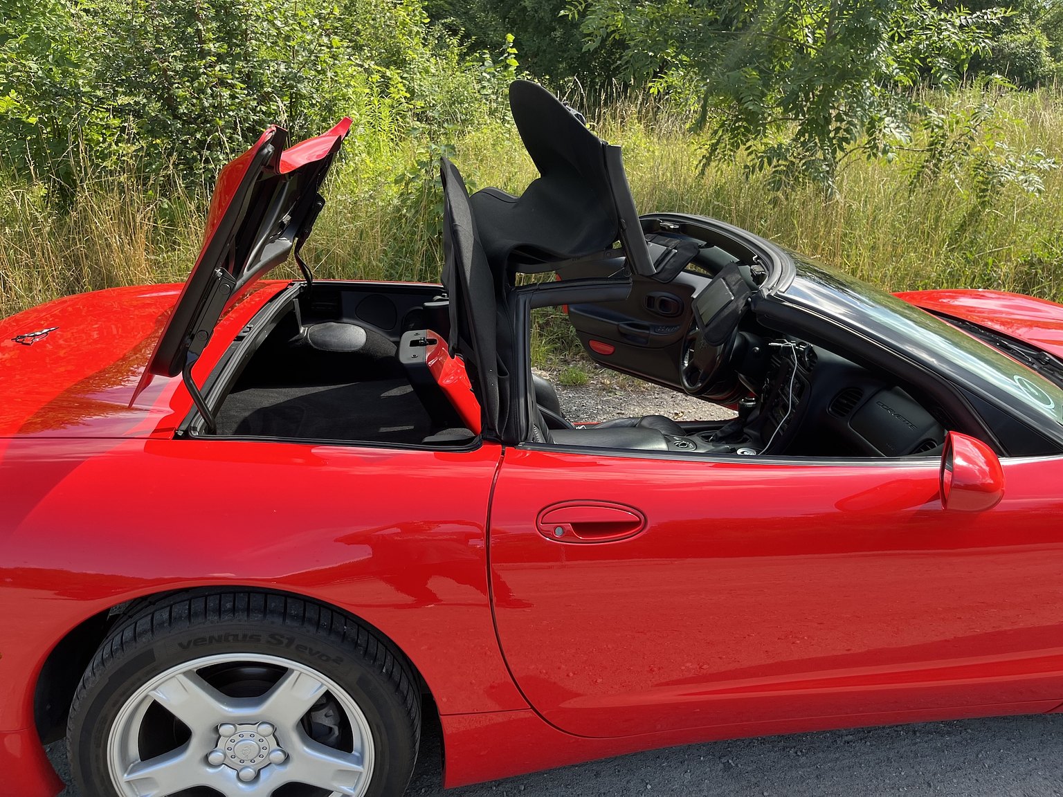 Exterior image of 2000 Chevrolet Corvette Cabriolet