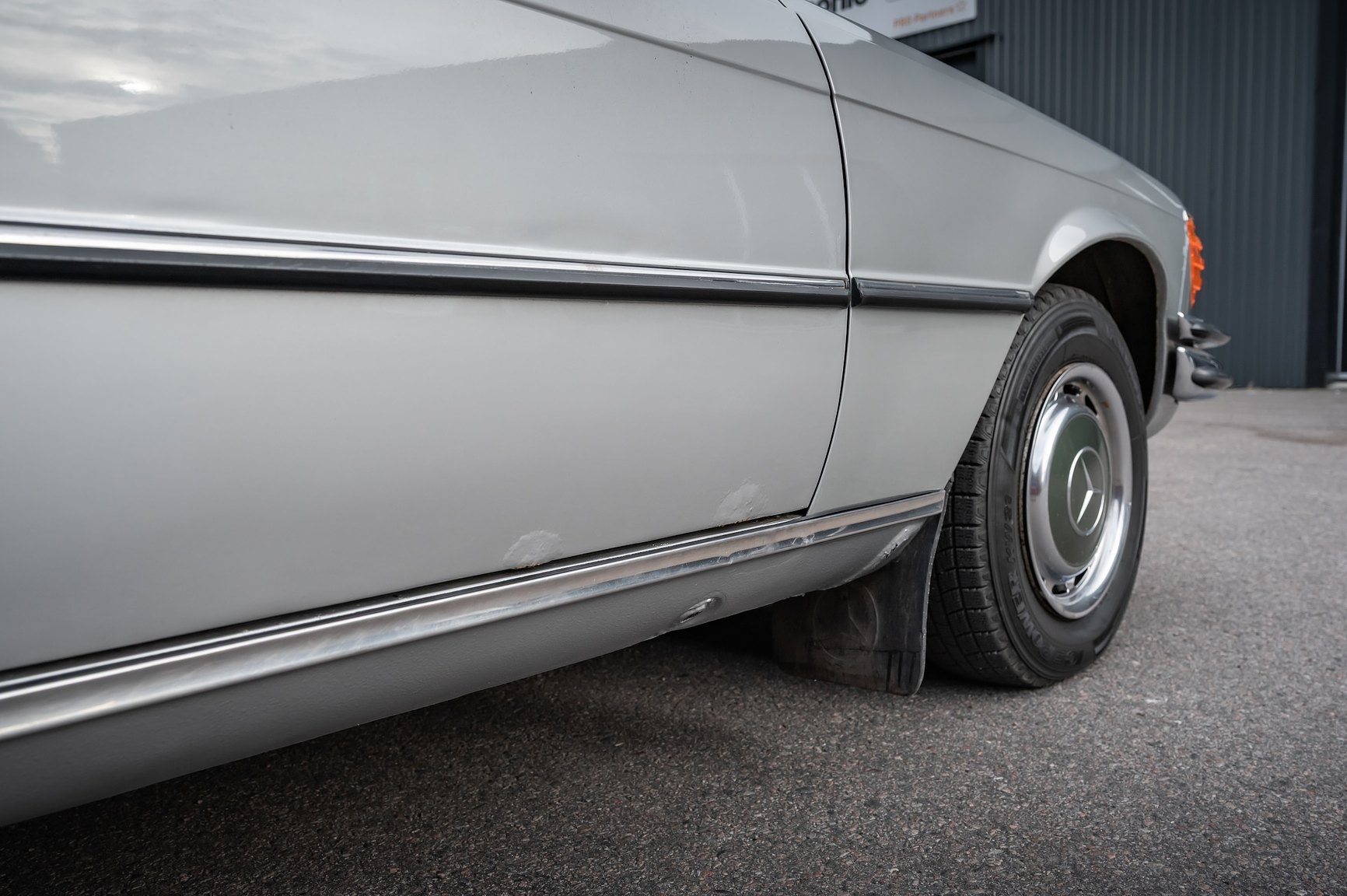 Exteriörbild på 1975 Mercedes-Benz 280 SE 