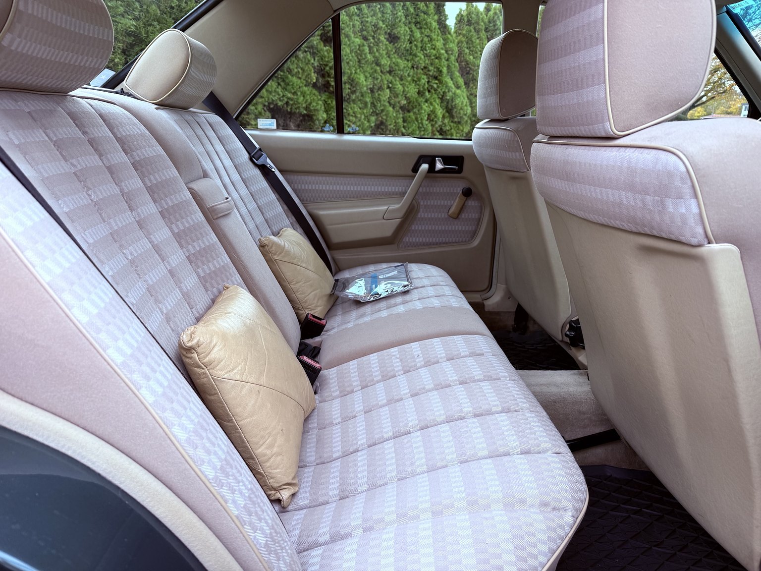 Innenraumfoto von 1989 Mercedes-Benz 190 E