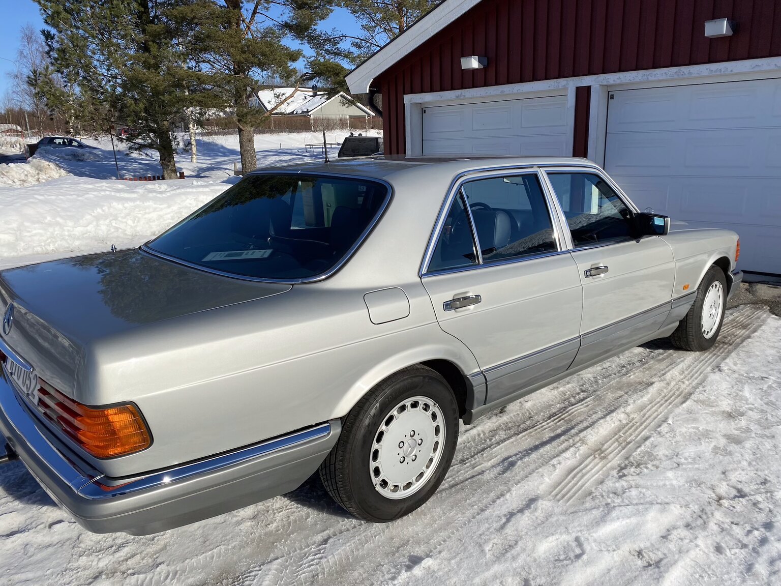 Exterior image of 1988 Mercedes-Benz 300 SE (3)