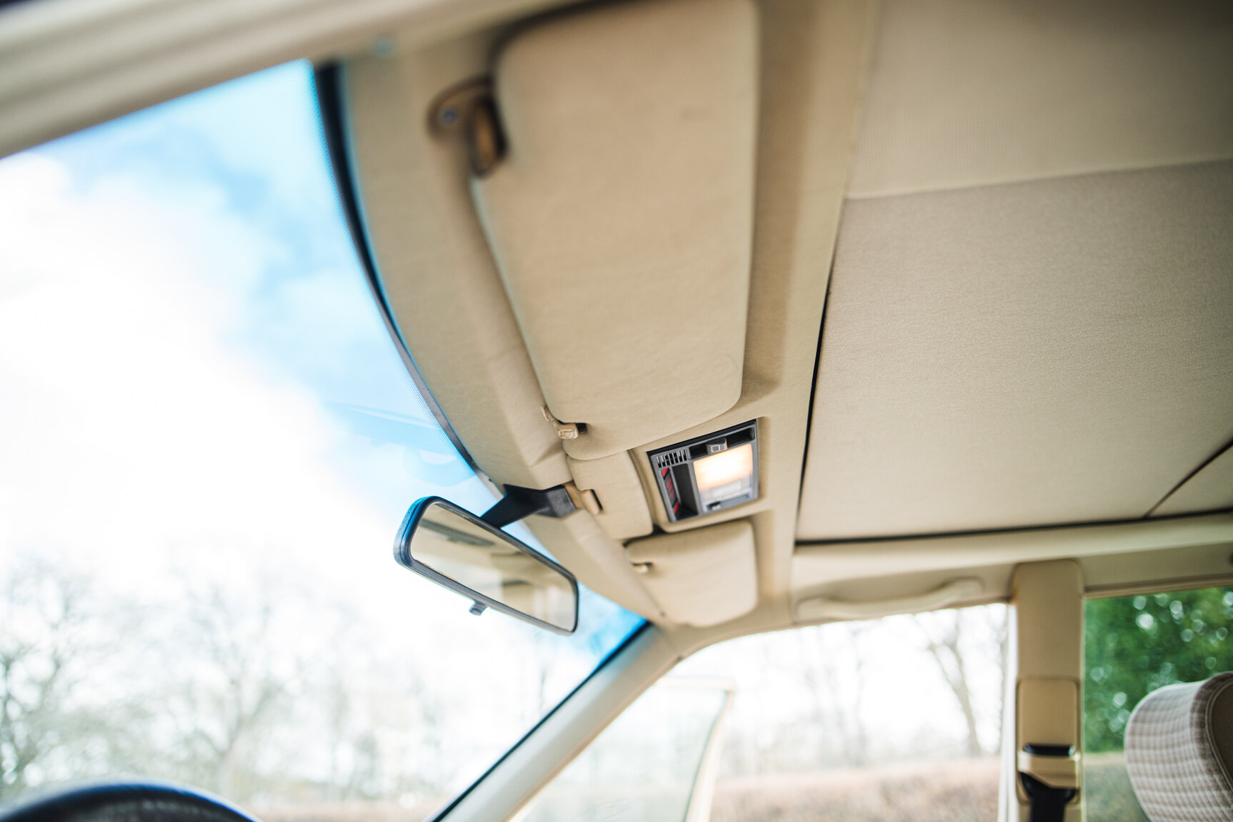 Interior image of 1993 Mercedes-Benz E 220