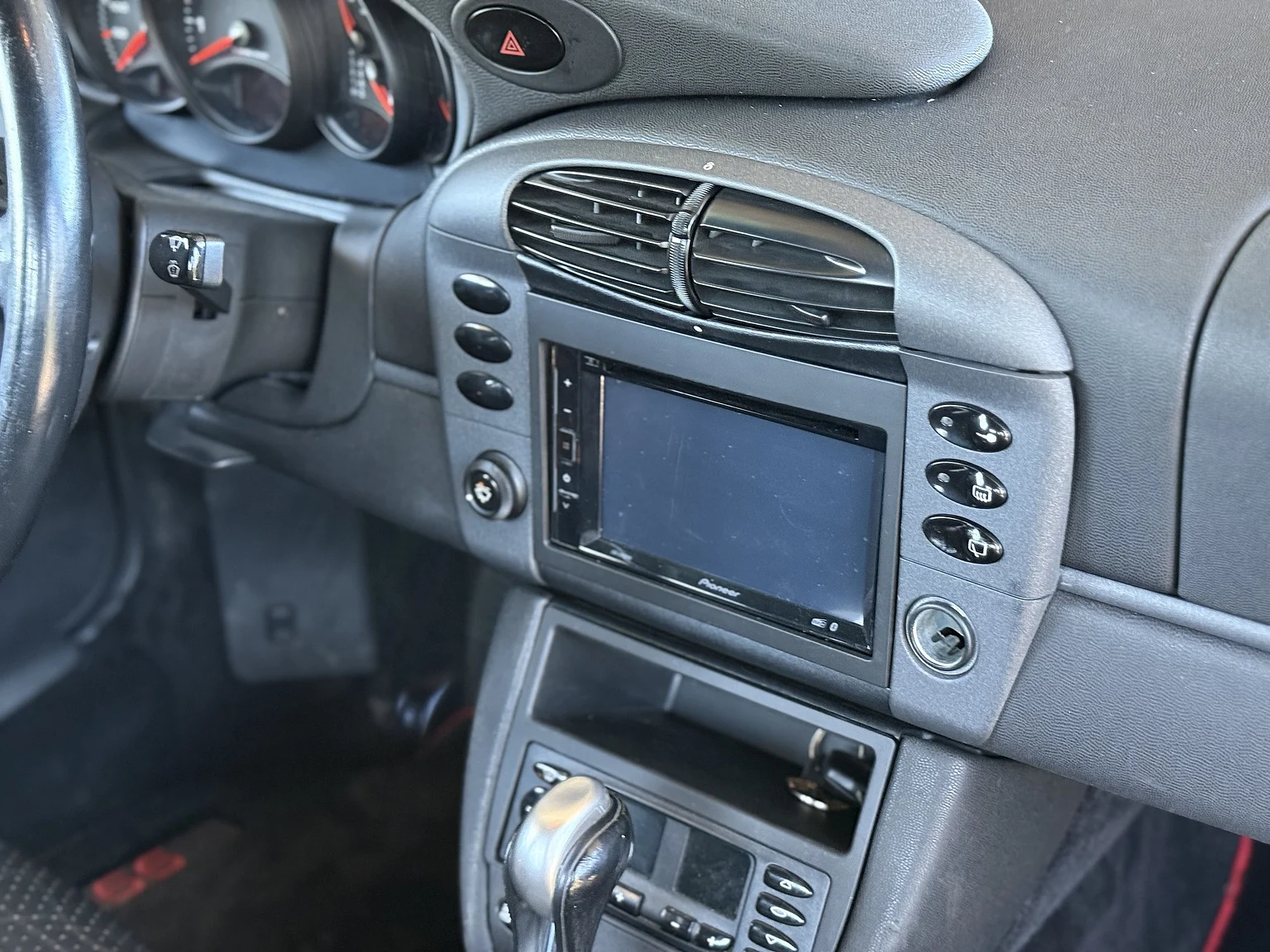 Interiörbild 1998 Porsche 996 Carrera (24)