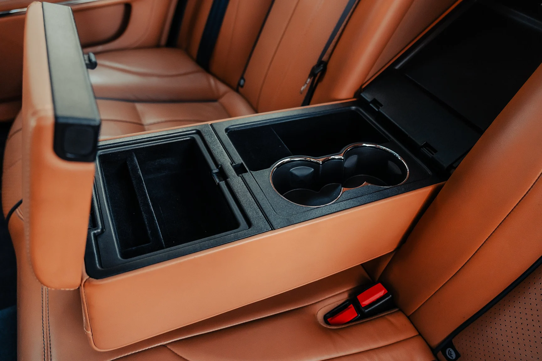 Interior image of 2012 Jaguar XJ (28)