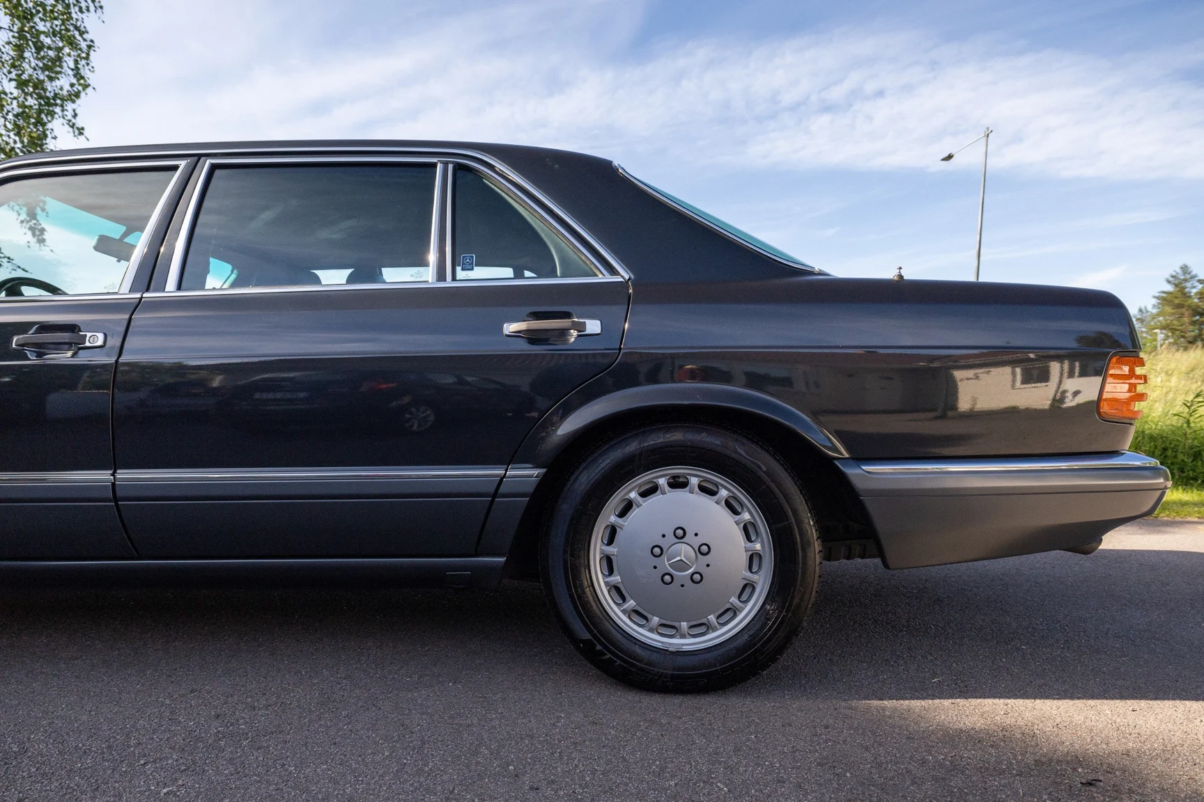 Exteriörbild på 1989 Mercedes-Benz 560 SEL (16)