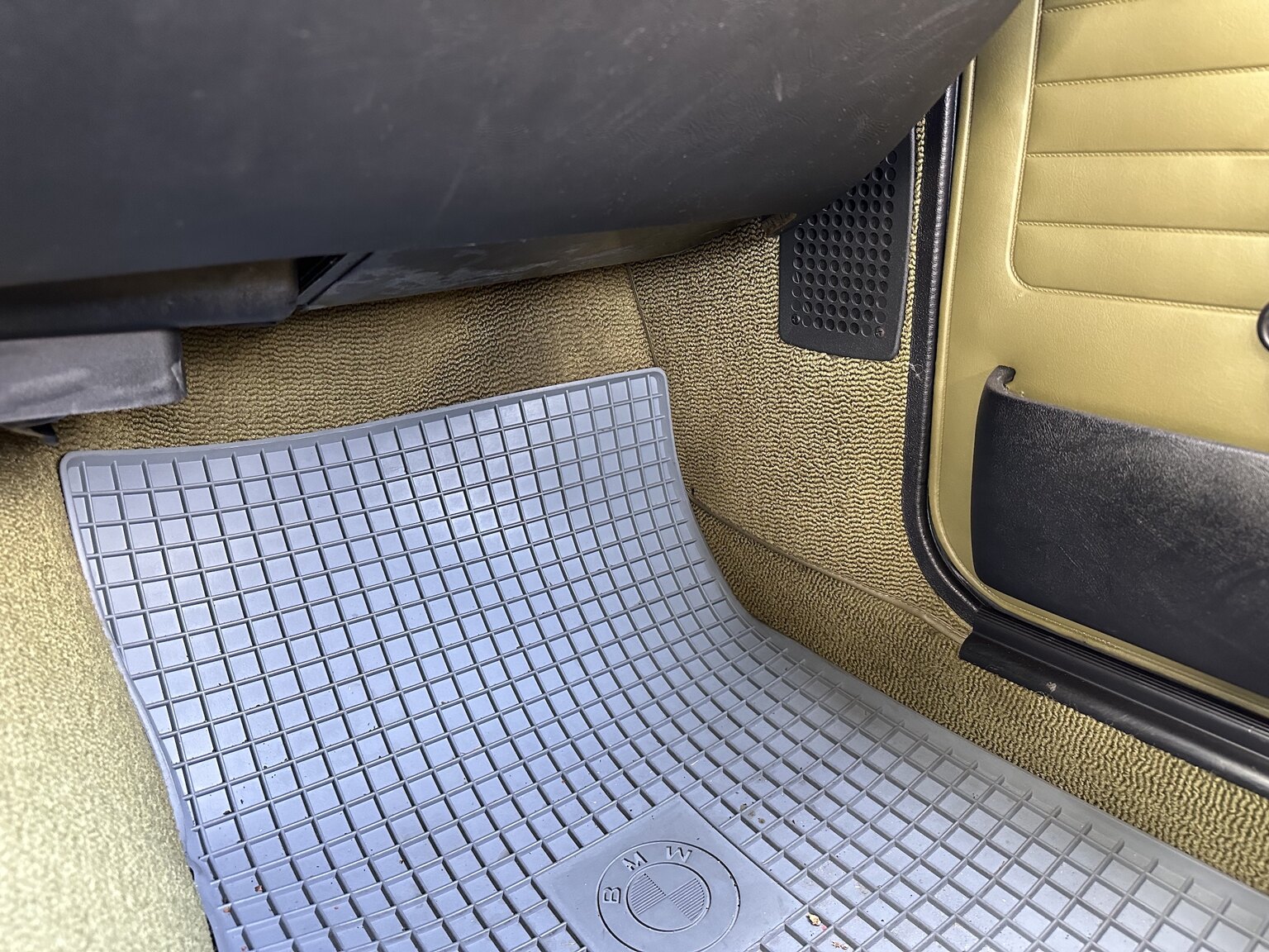 Interior image of 1980 BMW 320i E21