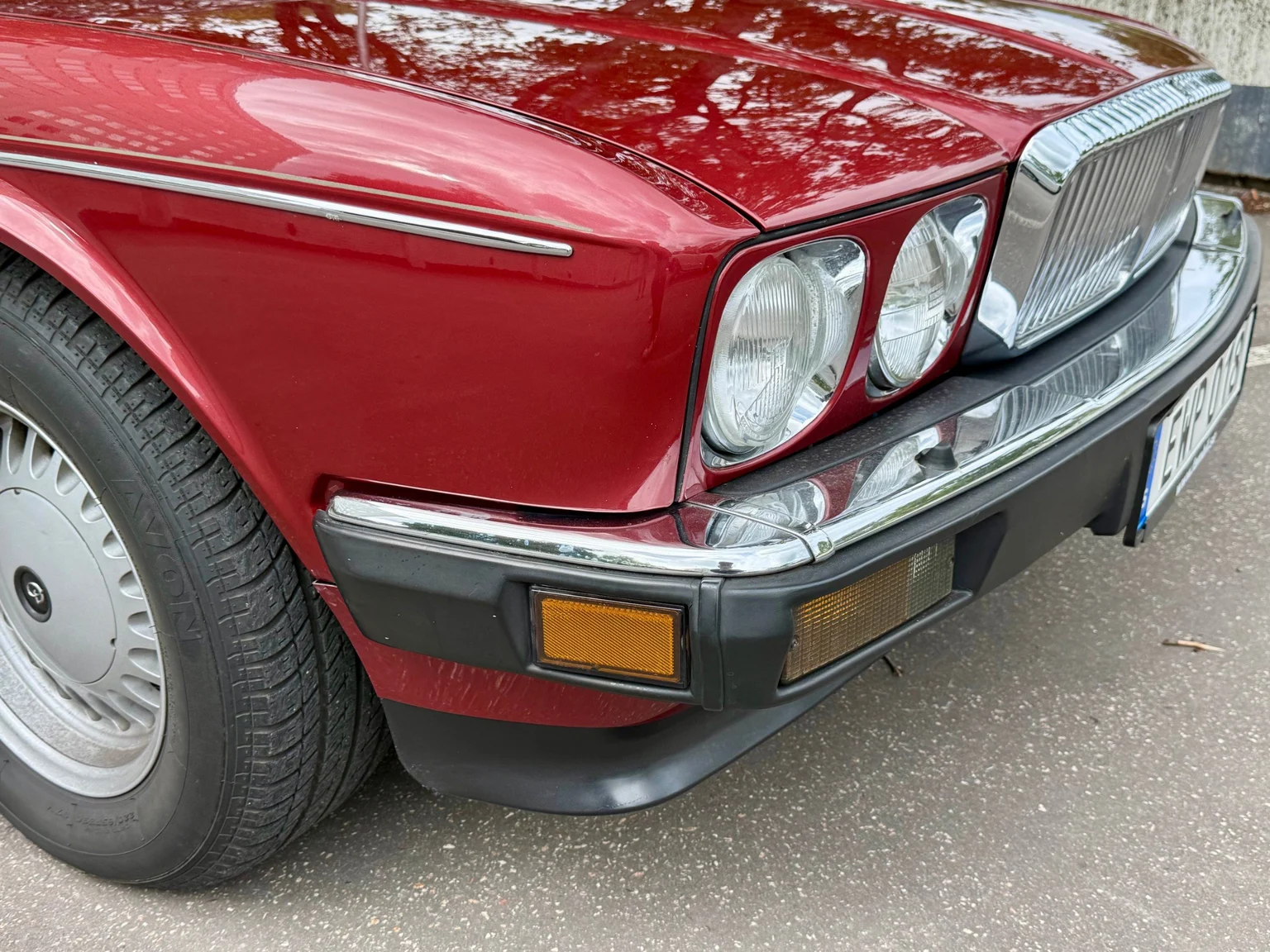 Exterior image of 1988 Daimler Six (42)