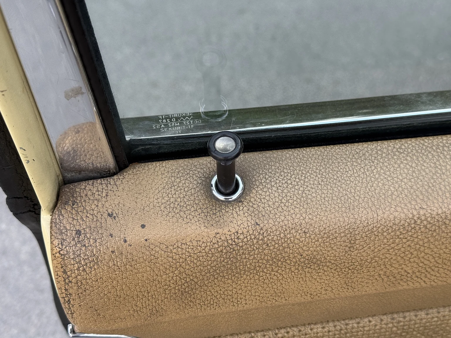 Innenraumfoto von 1974 Mercedes-Benz 230 Automatic (28)