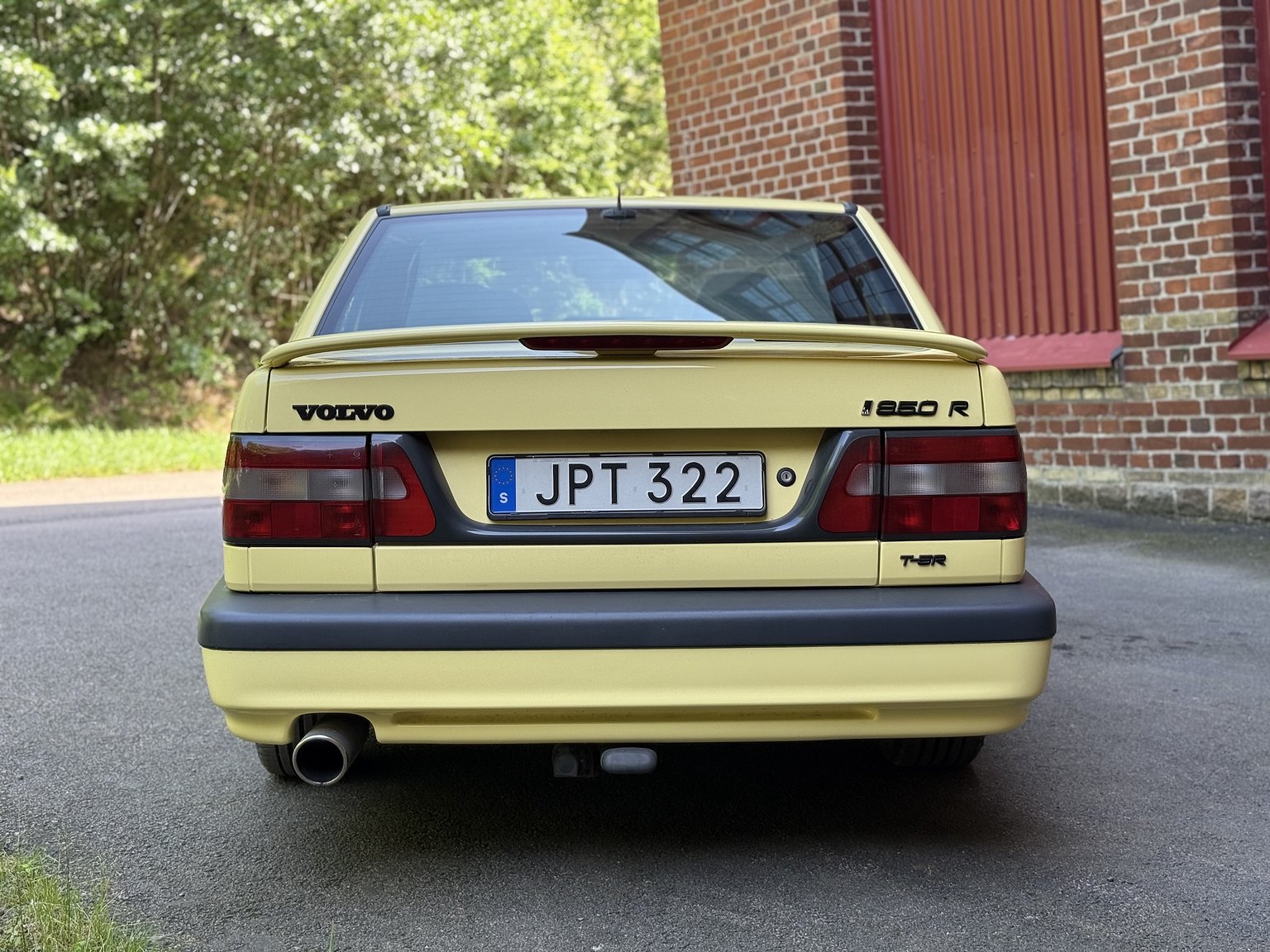 Exterior image of 1995 Volvo 850 T-5R