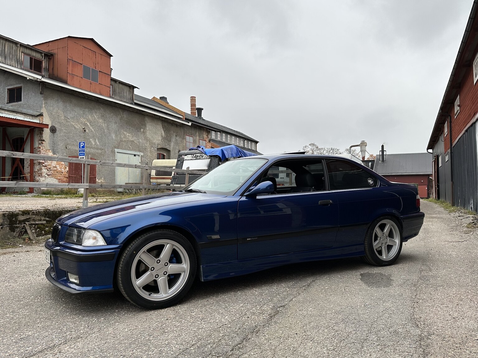 Exteriörbild på 1996 BMW 328i Coupé E36 M-Sport