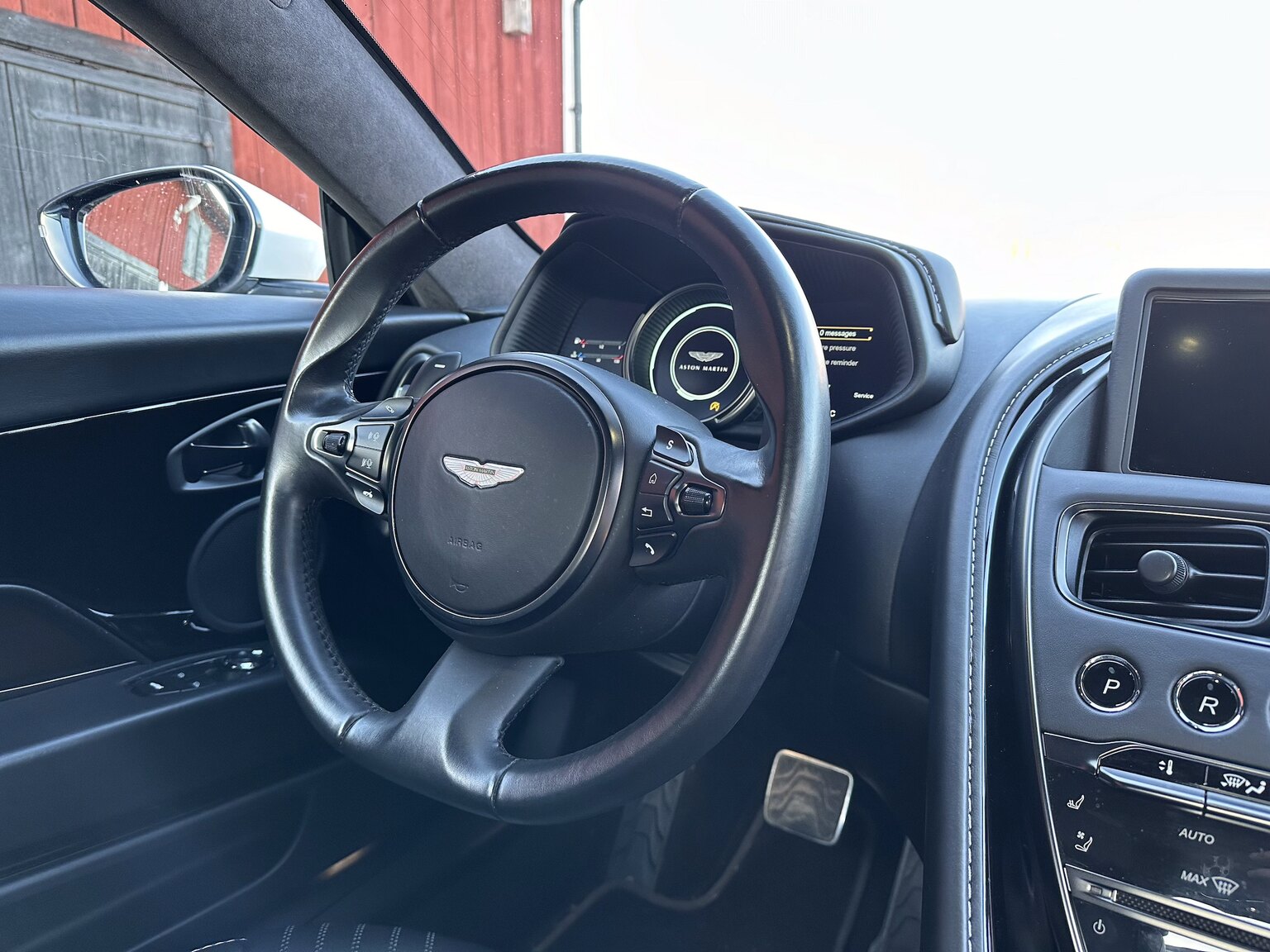 Innenraumfoto von 2018 Aston Martin DB11