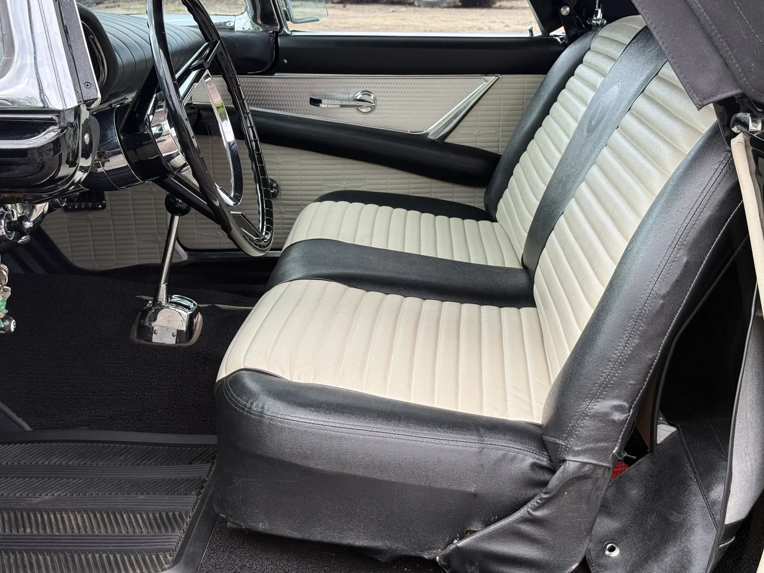 Innenraumfoto von 1957 Ford Thunderbird (3)