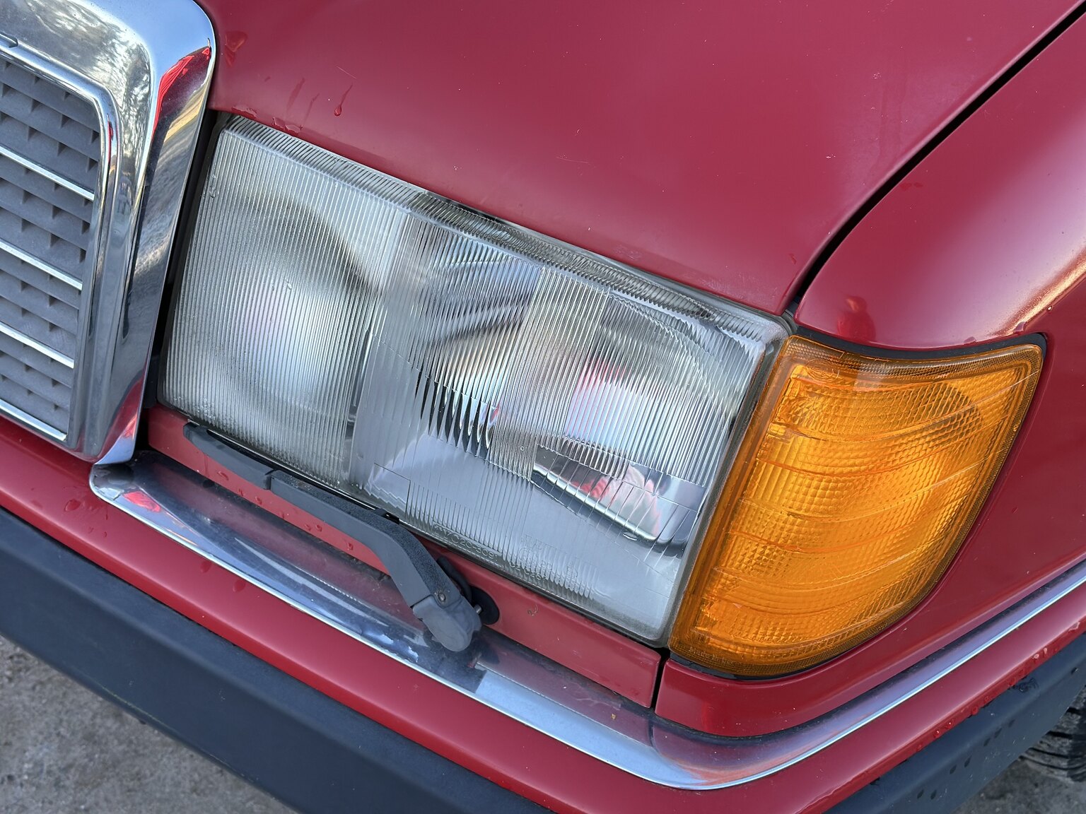 Exterior image of 1990 Mercedes-Benz 200 E