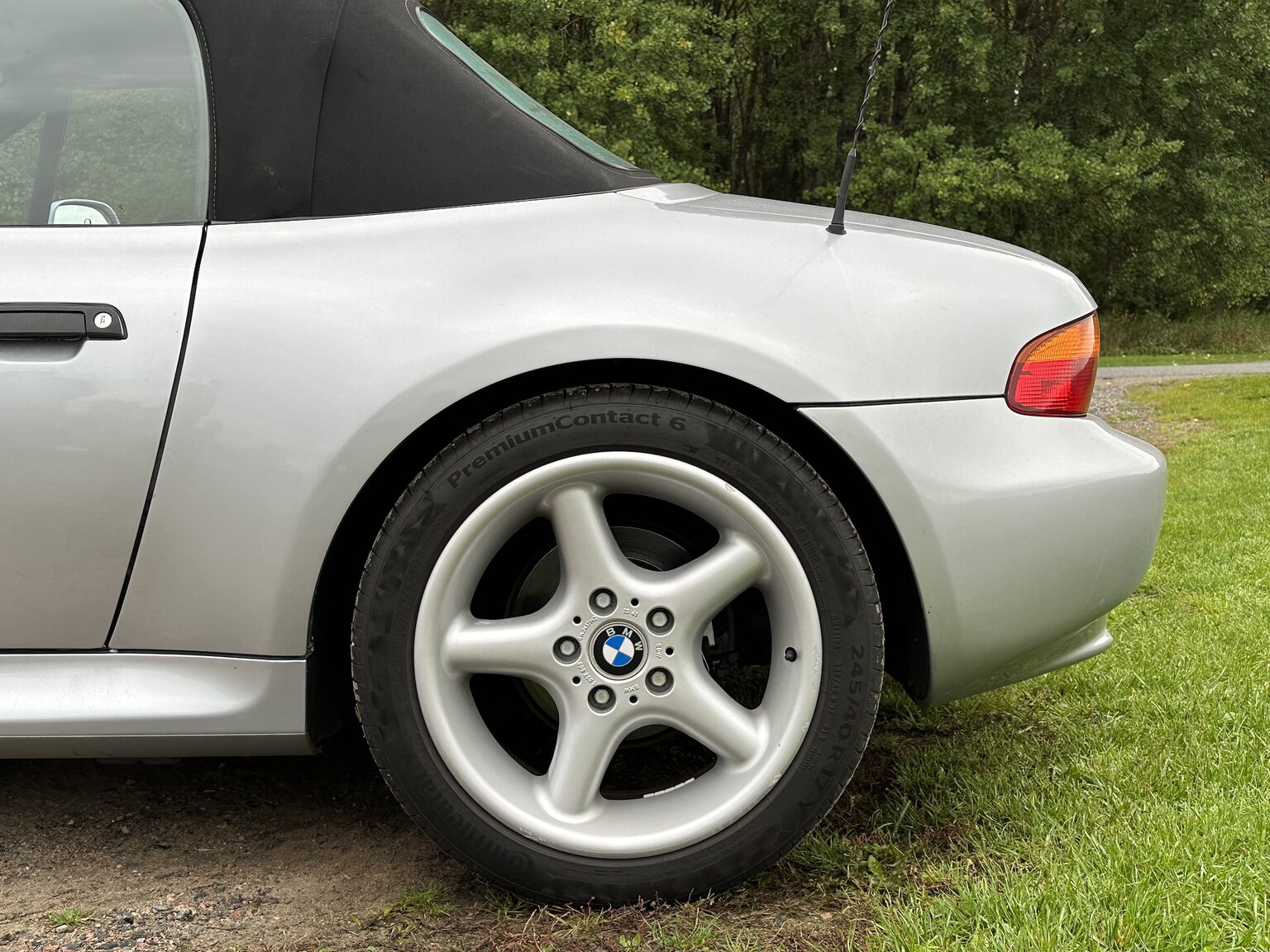 Exterior image of 1997 BMW Z3 2.8 Roadster