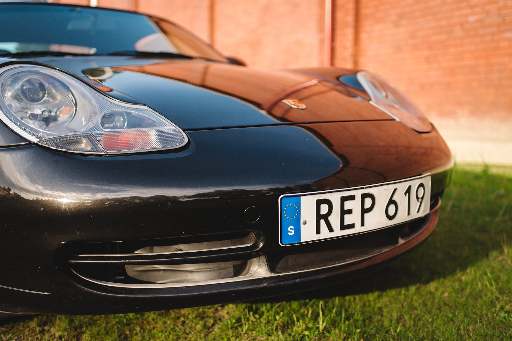 Exterior image of 1998 Porsche 996 Carrera 