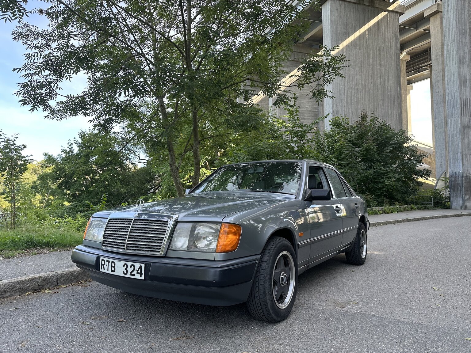 Exterior image of 1989 Mercedes-Benz 230E