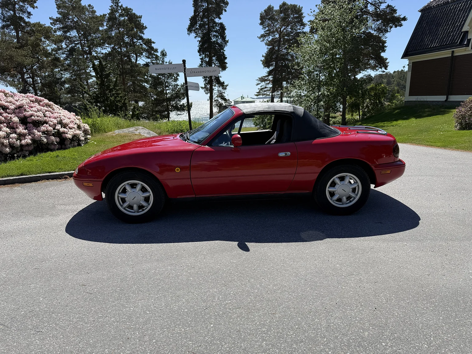 Exterior image of 1991 Mazda MX-5 Miata (11)
