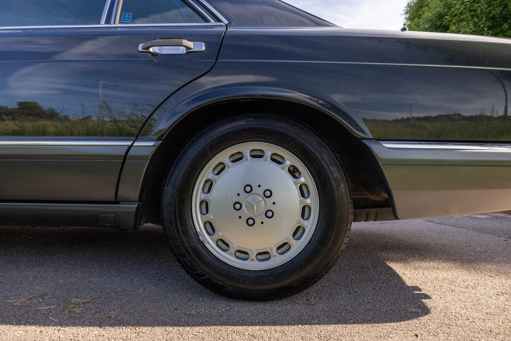 Exteriörbild på 1989 Mercedes-Benz 560 SEL (19)