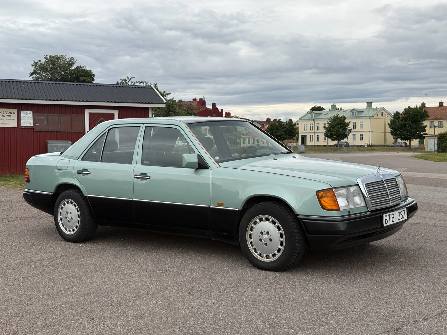 Exterior image of 1991 Mercedes-Benz 300 E 4MATIC (7)