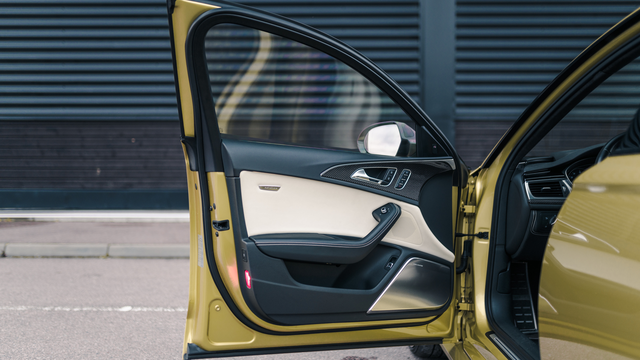 Interior image of 2016 Audi RS6 Avant Exclusive (18)