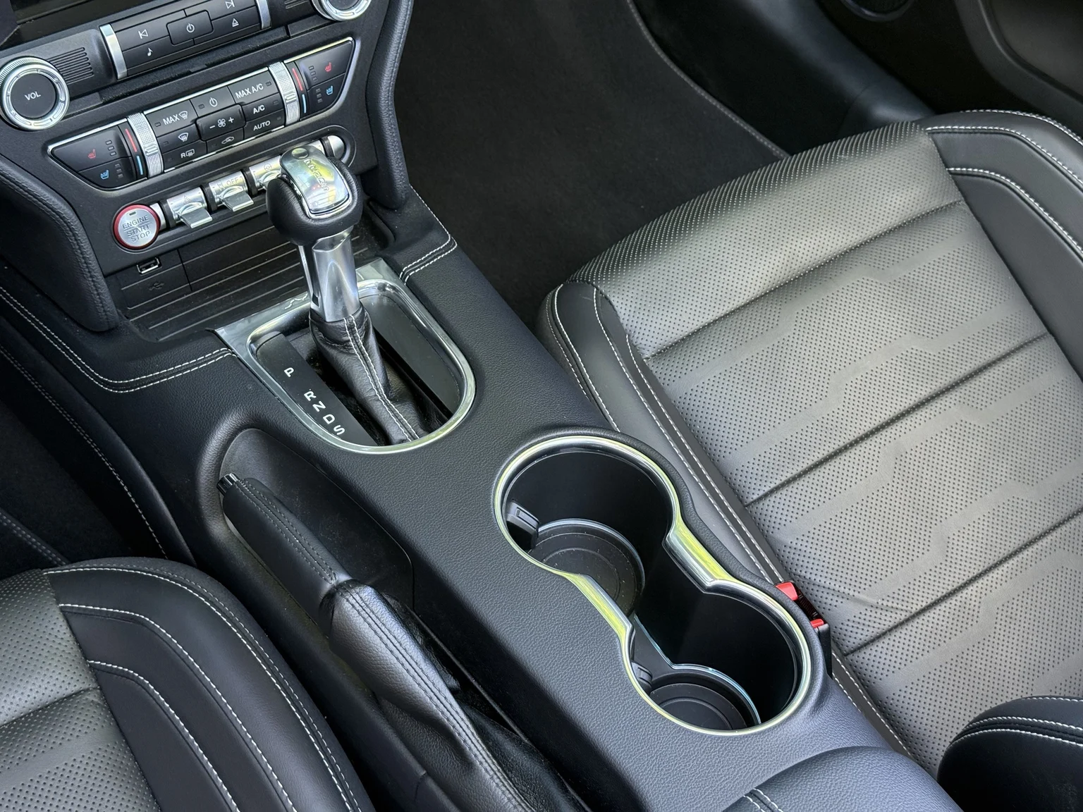 Innenraumfoto von 2021 Ford Mustang GT Cabriolet (19)