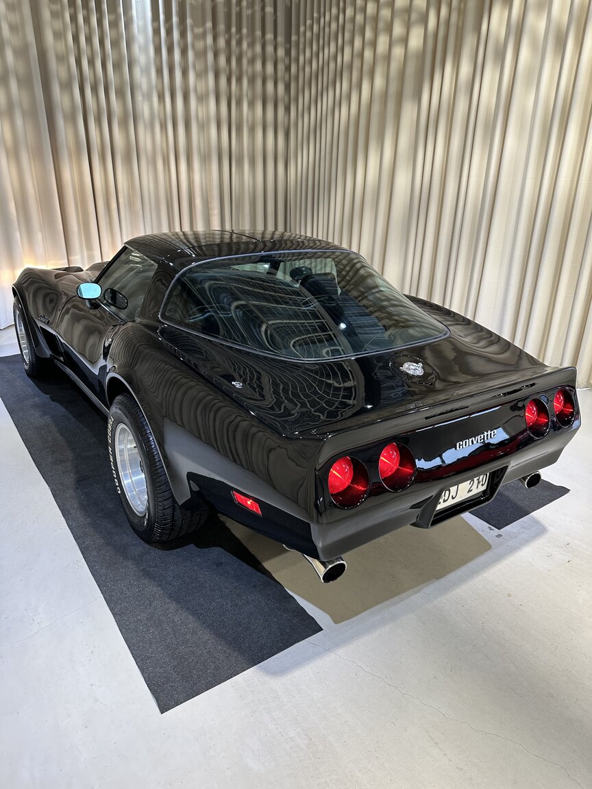 Exterior image of 1975 Chevrolet Corvette Stingray 