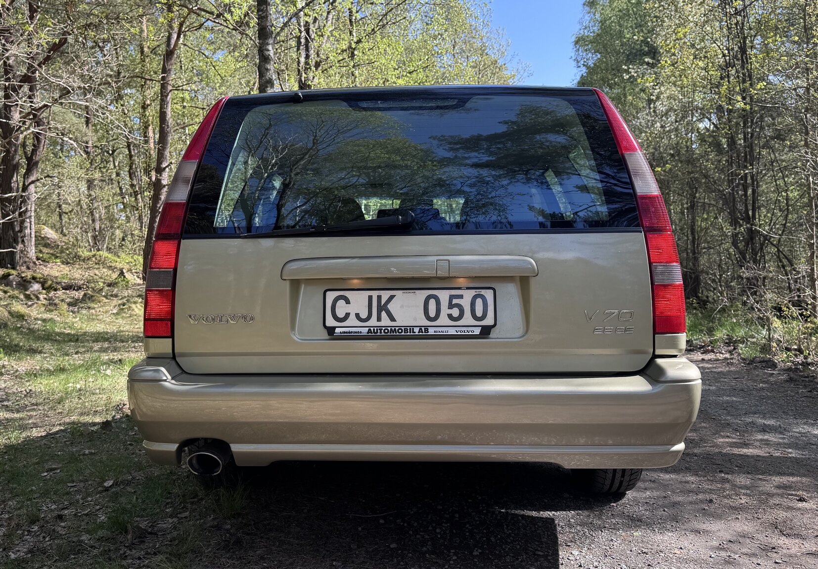 Exterior image of 1999 Volvo V70 2.5
