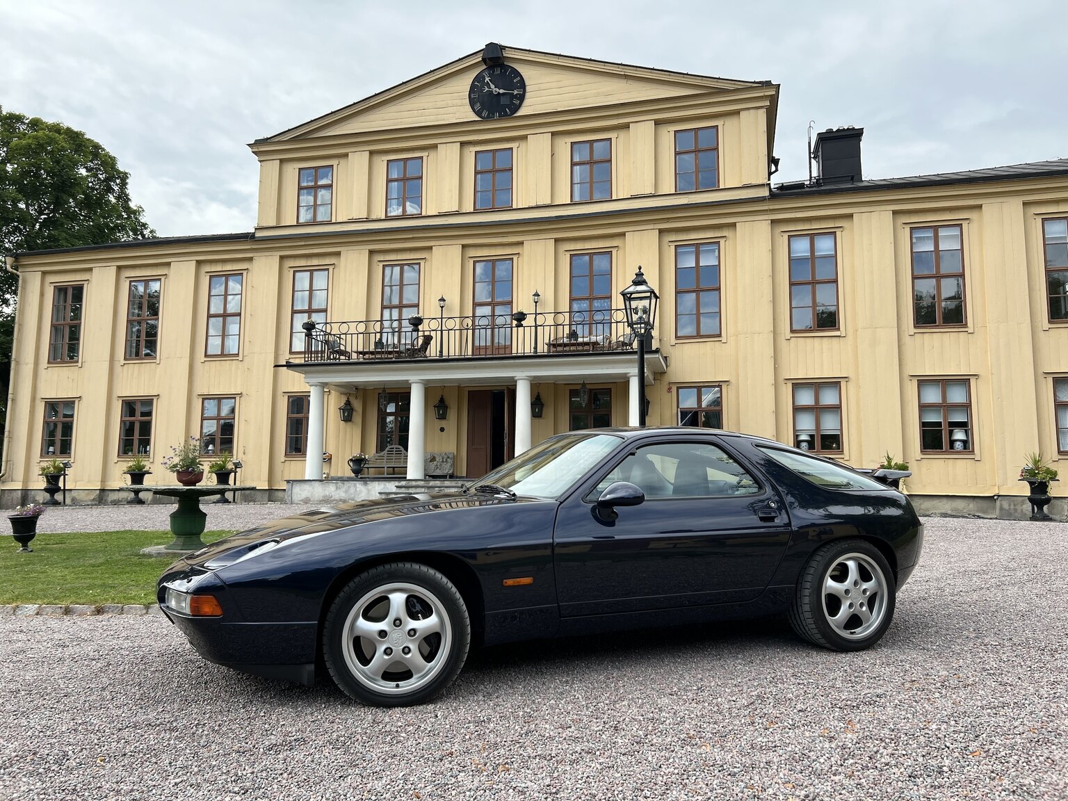 Exterior image of 1993 Porsche 928 GTS