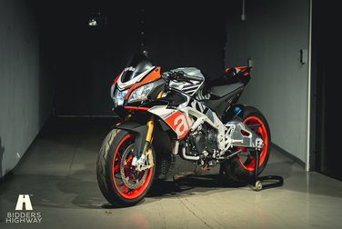 Exteriörbild på 2016 Aprilia Tuono V4 Factory