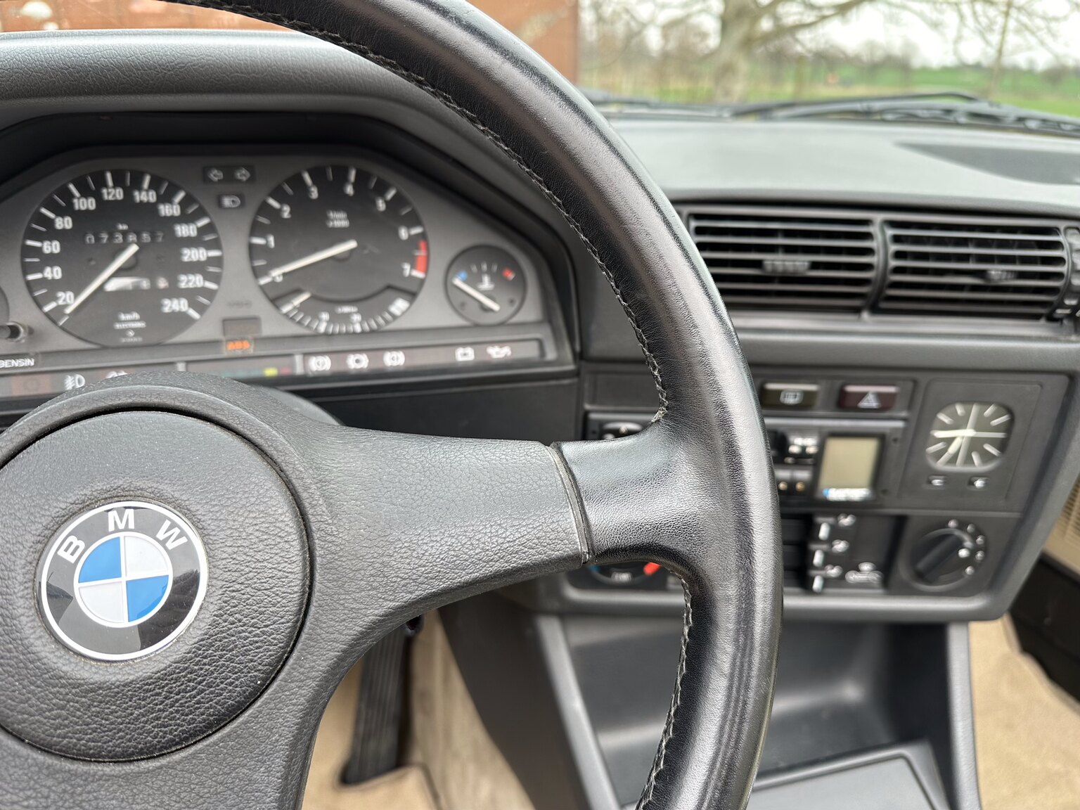 Innenraumfoto von 1987 BMW 325i Convertible (20)