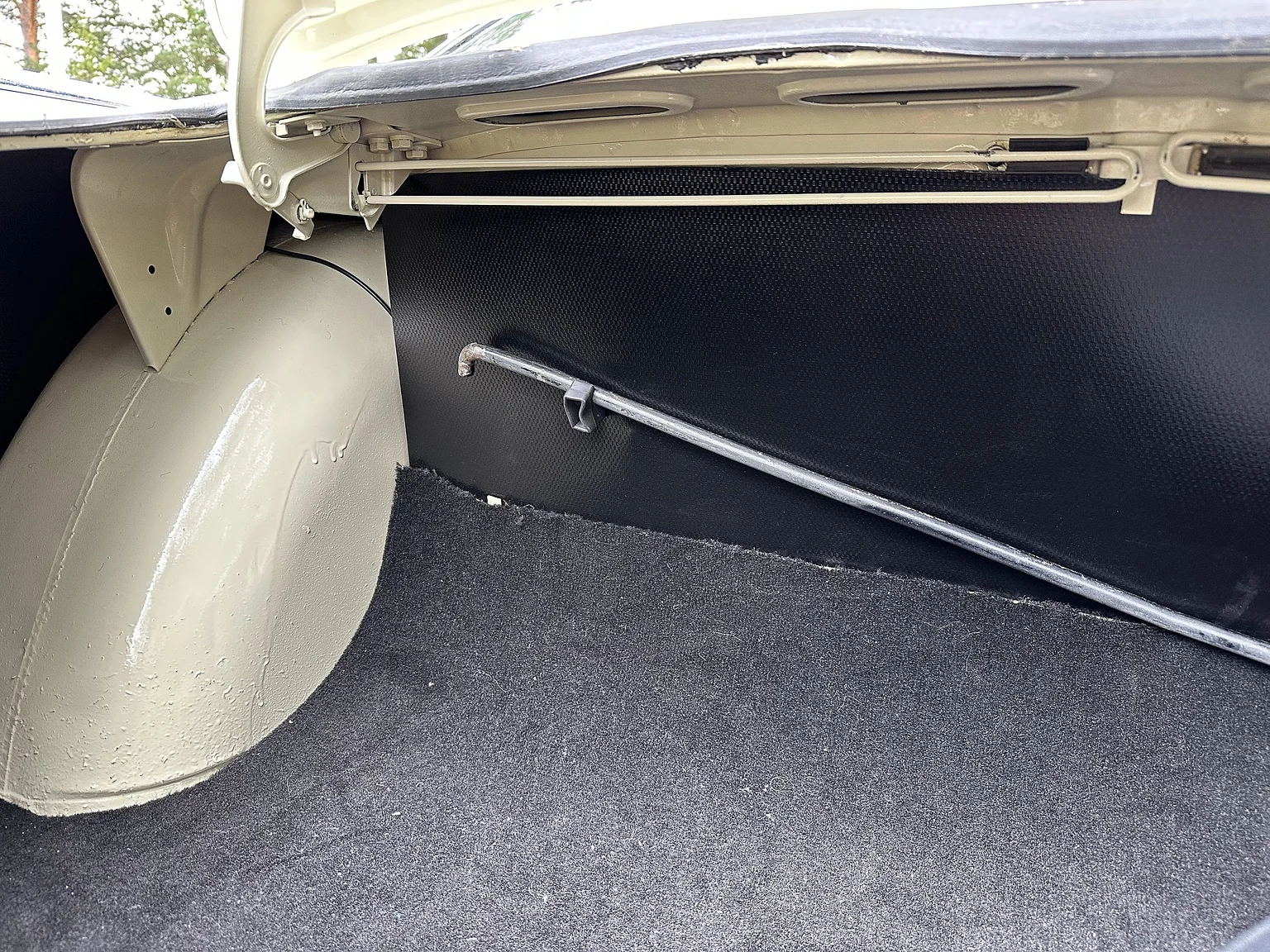 Exterior image of 1964 Volvo P1800S (41)