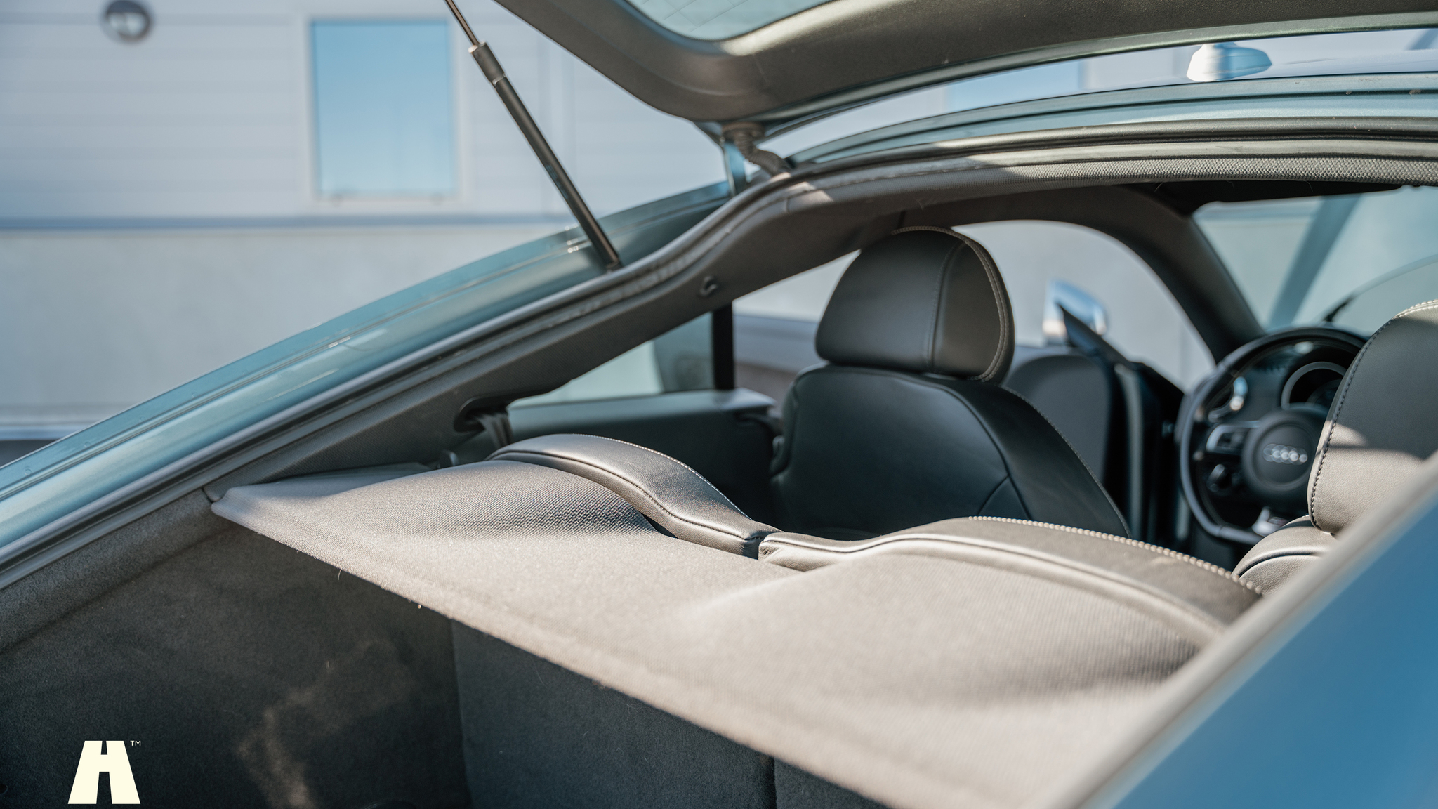 Interior image of 2009 Audi TTS (46)