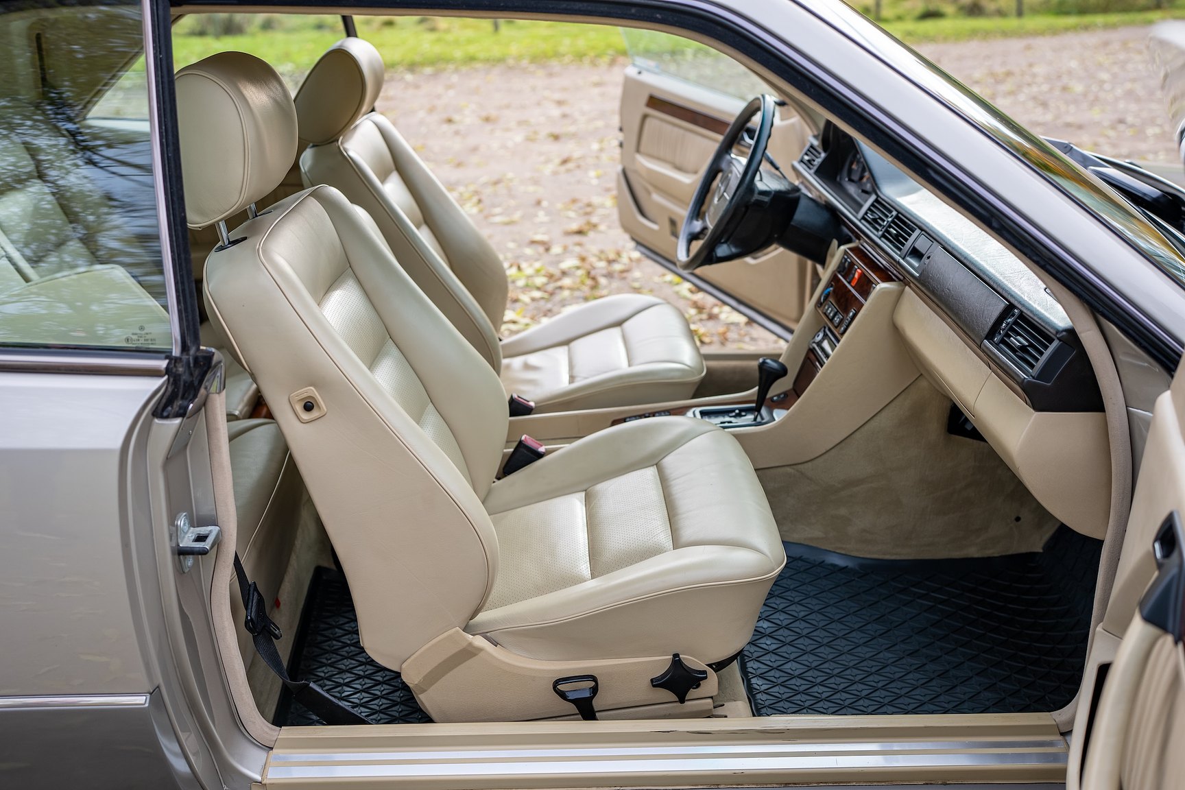 Interiörbild 1992 Mercedes-Benz 300 CE-24