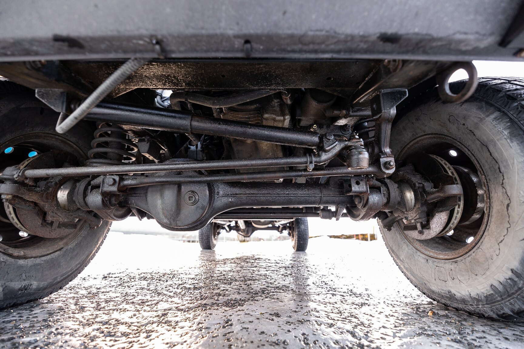 Image of 2000 Land Rover Defender 130 mechanics