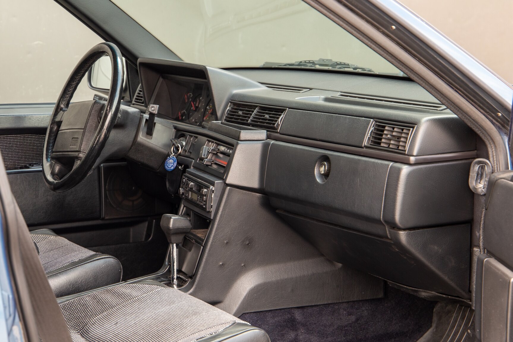 Interior image of 1990 Volvo 745 Turbo (2)