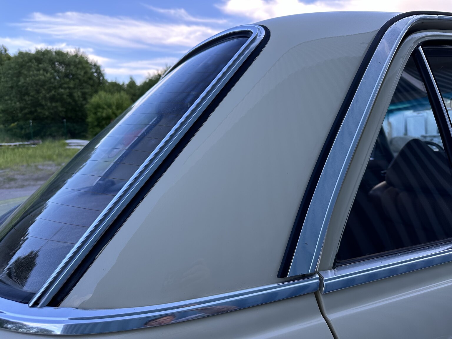 Exteriörbild på 1974 Mercedes Benz 230.6