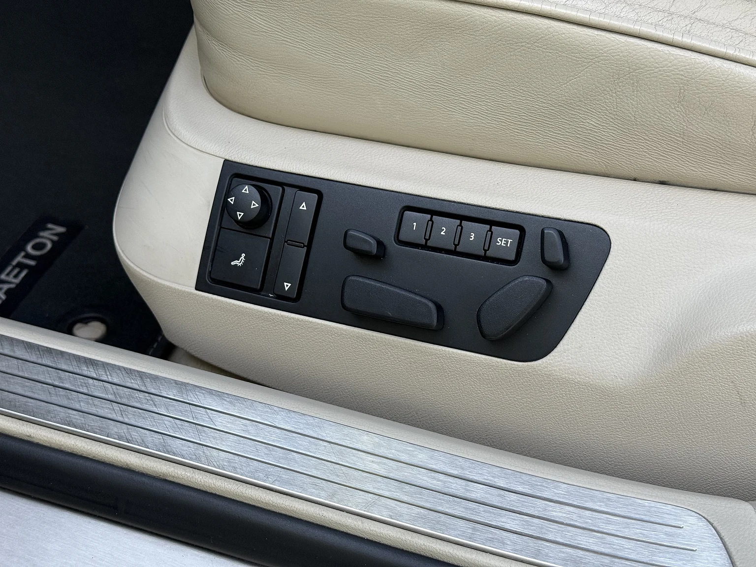 Innenraumfoto von 2009 Volkswagen Phaeton W12 LWB Executive (34)